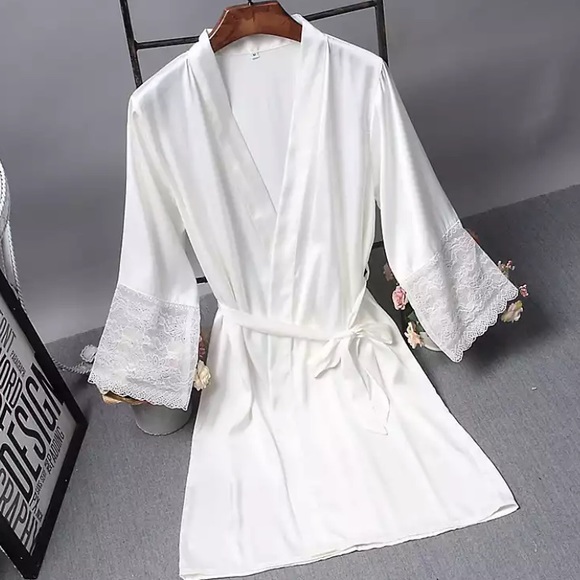 White silk/lace robe - Picture 1 of 5